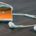 Mendengarkan musik